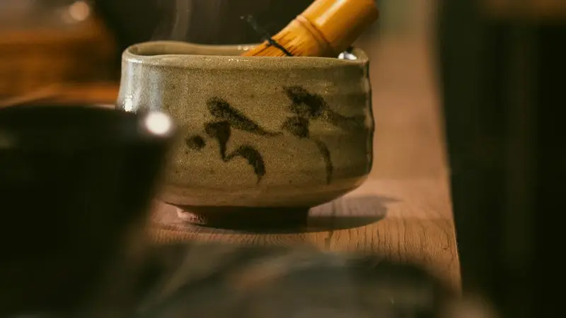 Chawan con chasen y vapor, ceremonia del té