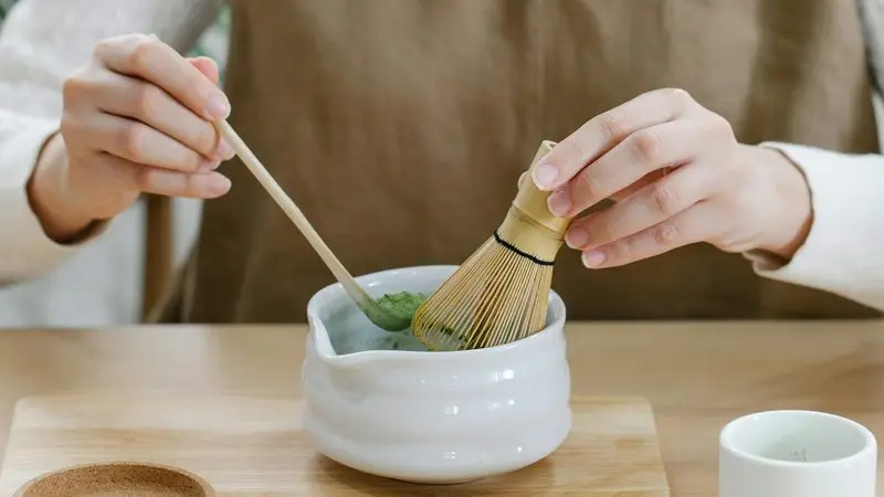 Preparación de matcha con chashaku y chasen